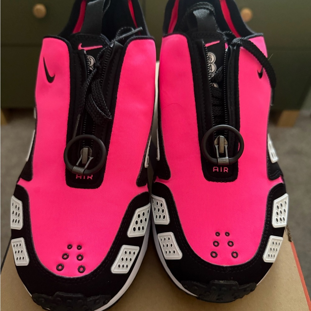 Nike Air Max Sunder Women's Hot Pink and Black Sneakers